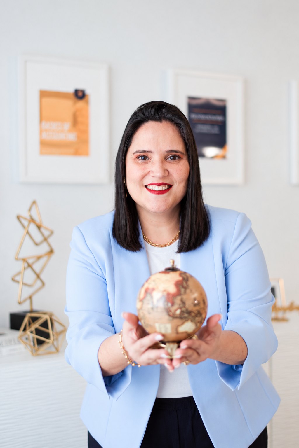 Sylvana Nogueira sosteniendo un globo terráqueo